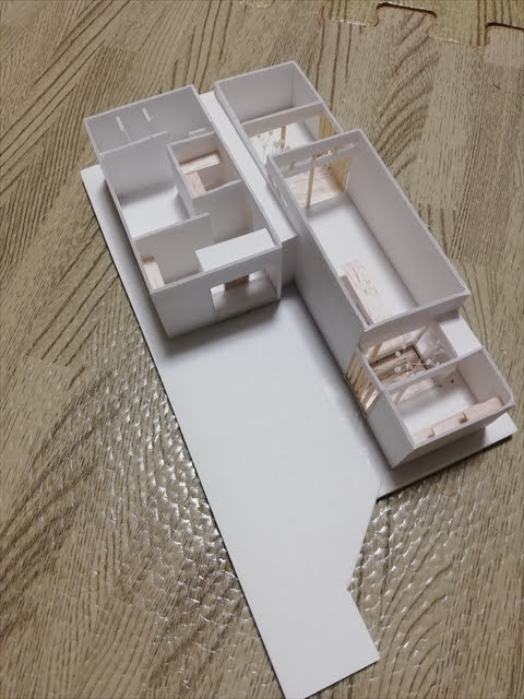 ファーストプランの家の模型｜旗竿地の平屋